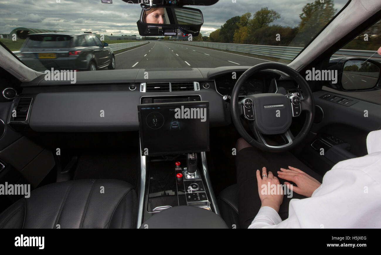 Amy Rimmer, ricercatore presso Jaguar Land Rover, dimostra l'Advanced Highway Assist del produttore di auto in una Range Rover, che guida il veicolo, sorpassa e può rilevare i veicoli in un punto cieco, durante le prime dimostrazioni del progetto Autodrive del Regno Unito presso HORIBA mira Proving Ground a Nuneaton, Warwickshire. Foto Stock
