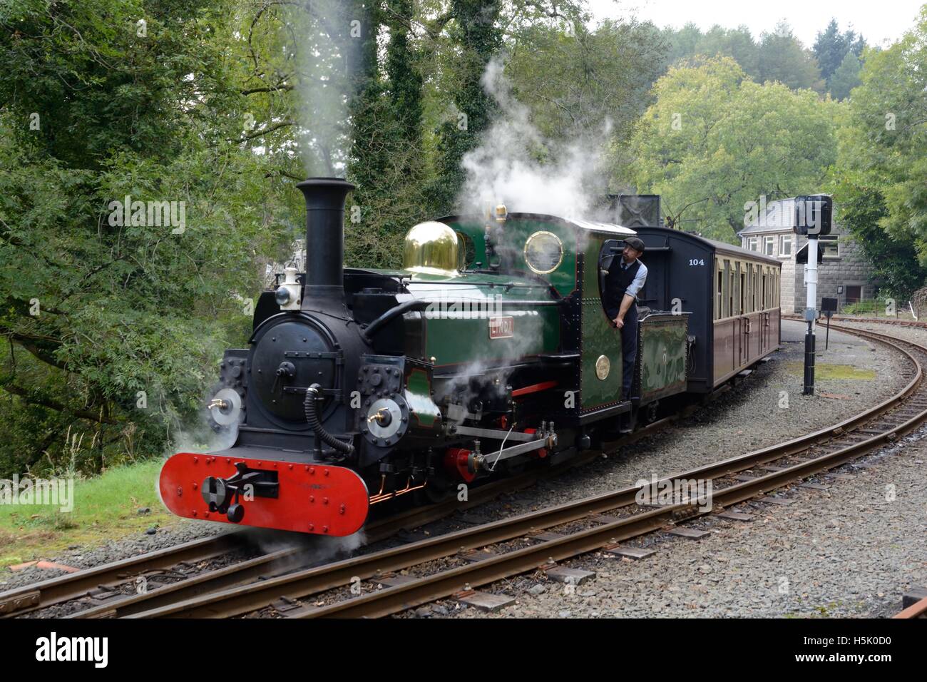 Motore a vapore Linda a Tan y Bwlch stazione sul Ffestiniog e Welsh Highland ferrovia a scartamento ridotto Maentwrog Gwynedd Foto Stock