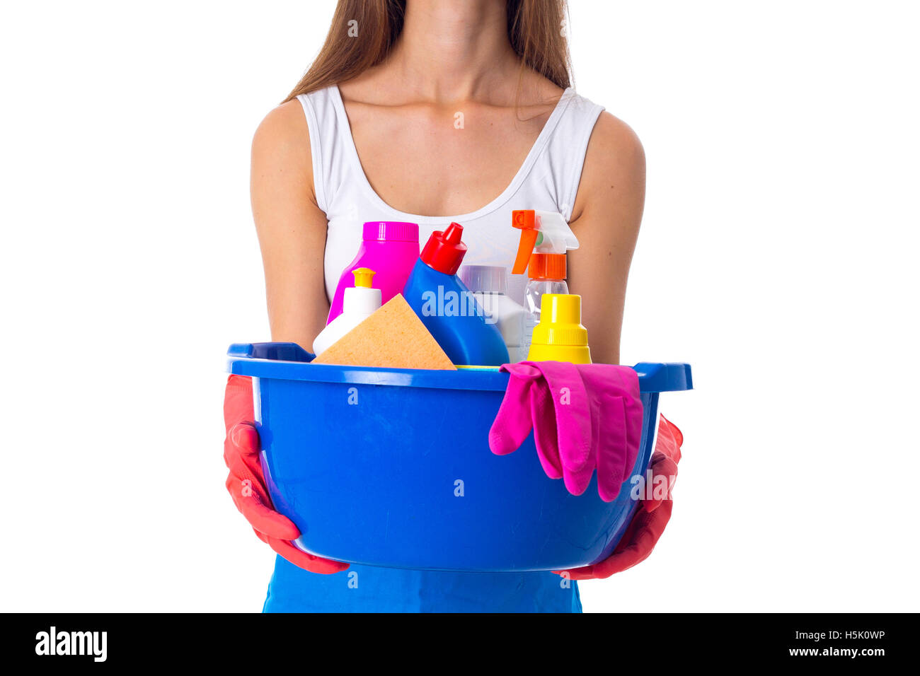 Donna che mantiene le cose di pulizia in una bacinella Foto Stock