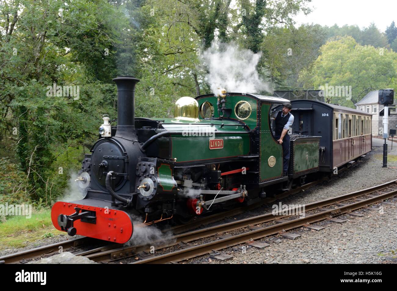 Motore a vapore Linda a Tan y Bwlch stazione sul Ffestiniog e Welsh Highland ferrovia a scartamento ridotto Maentwrog Gwynedd Foto Stock