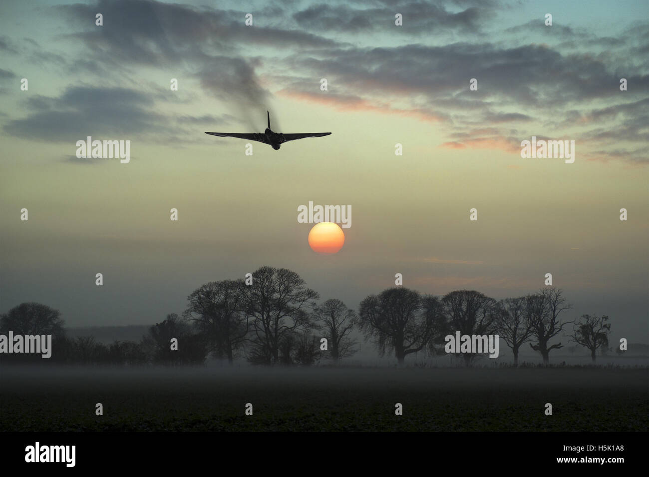 La suggestiva forma di un Avro Vulcan ala delta bomber con la sua caratteristica di scarico teste pennacchi verso il tramonto. Foto Stock