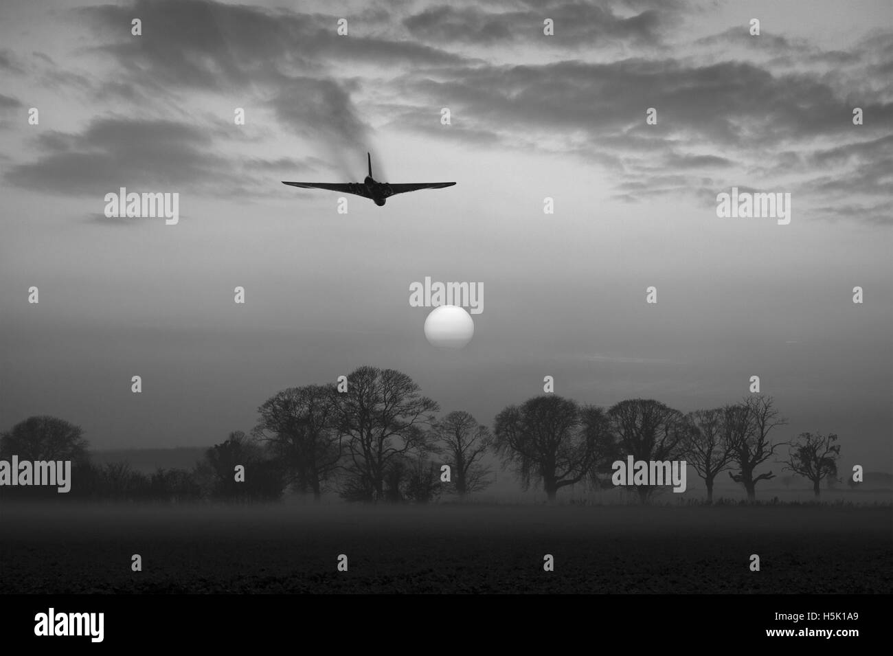 La suggestiva forma di un Avro Vulcan ala delta bomber con la sua caratteristica di scarico teste pennacchi nel tramonto a basso livello Foto Stock