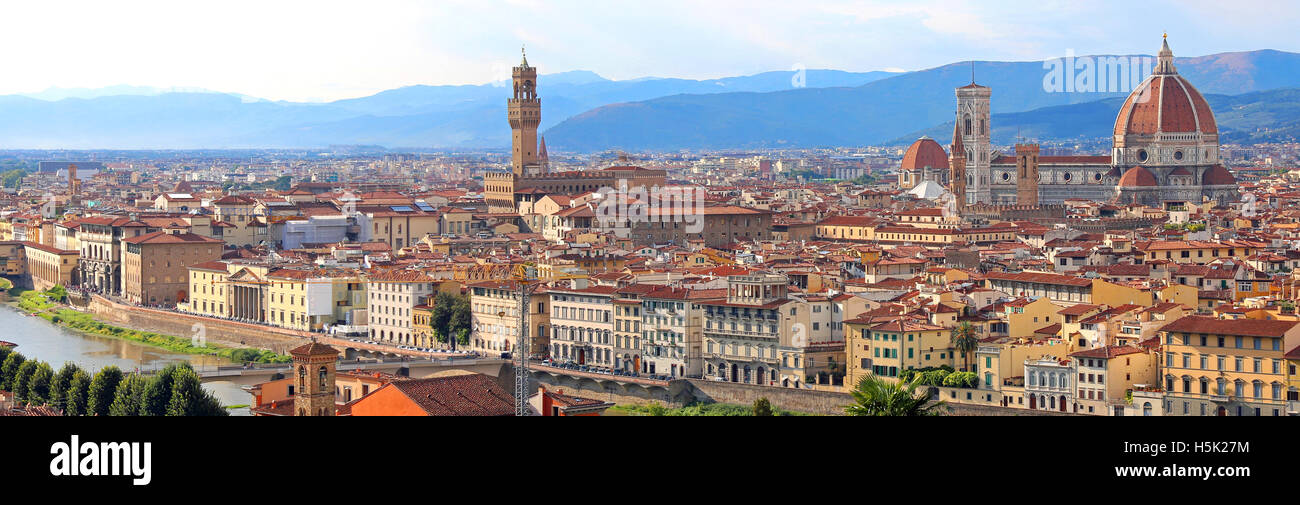 Tutto a fuoco nel vasto panorama della città di Firenze con colori a elevata saturazione Foto Stock