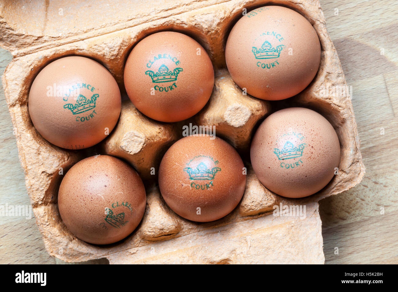 Una scatola di sei Clarence Court stampigliato free-range uova marrone. Foto Stock