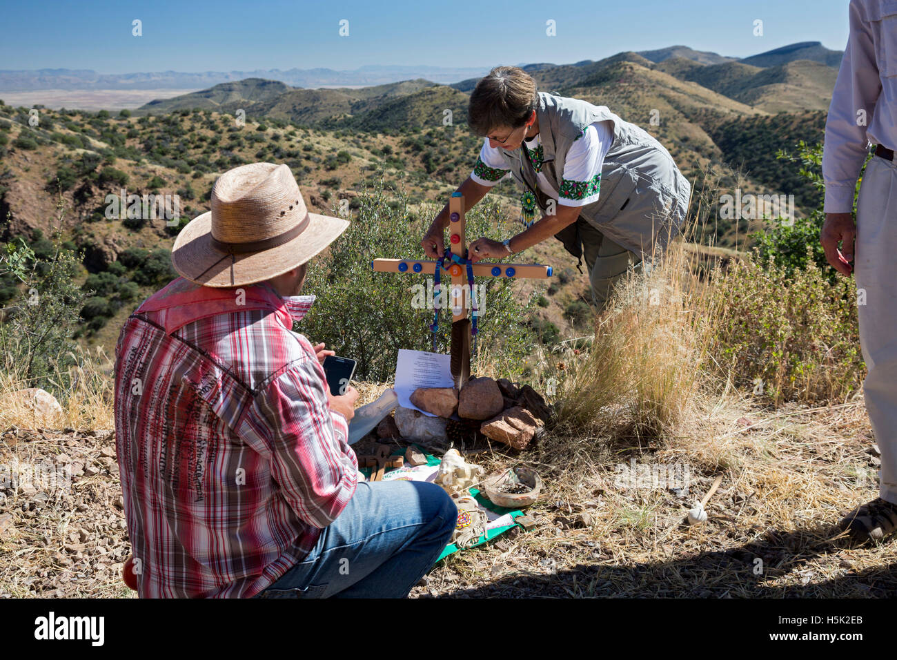 Bisbee, Arizona - Croce segna il punto in cui un migrante non identificato morti nel tentativo di attraversare US-Messico frontiera. Foto Stock