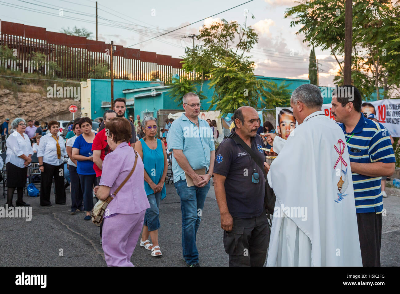 Nogales Mexico - Messa cattolica presso il sito dove 16-anno-vecchio ragazzo è stato sparato attraverso la recinzione di confine da parte del governo degli STATI UNITI Pattuglia di Confine. Foto Stock