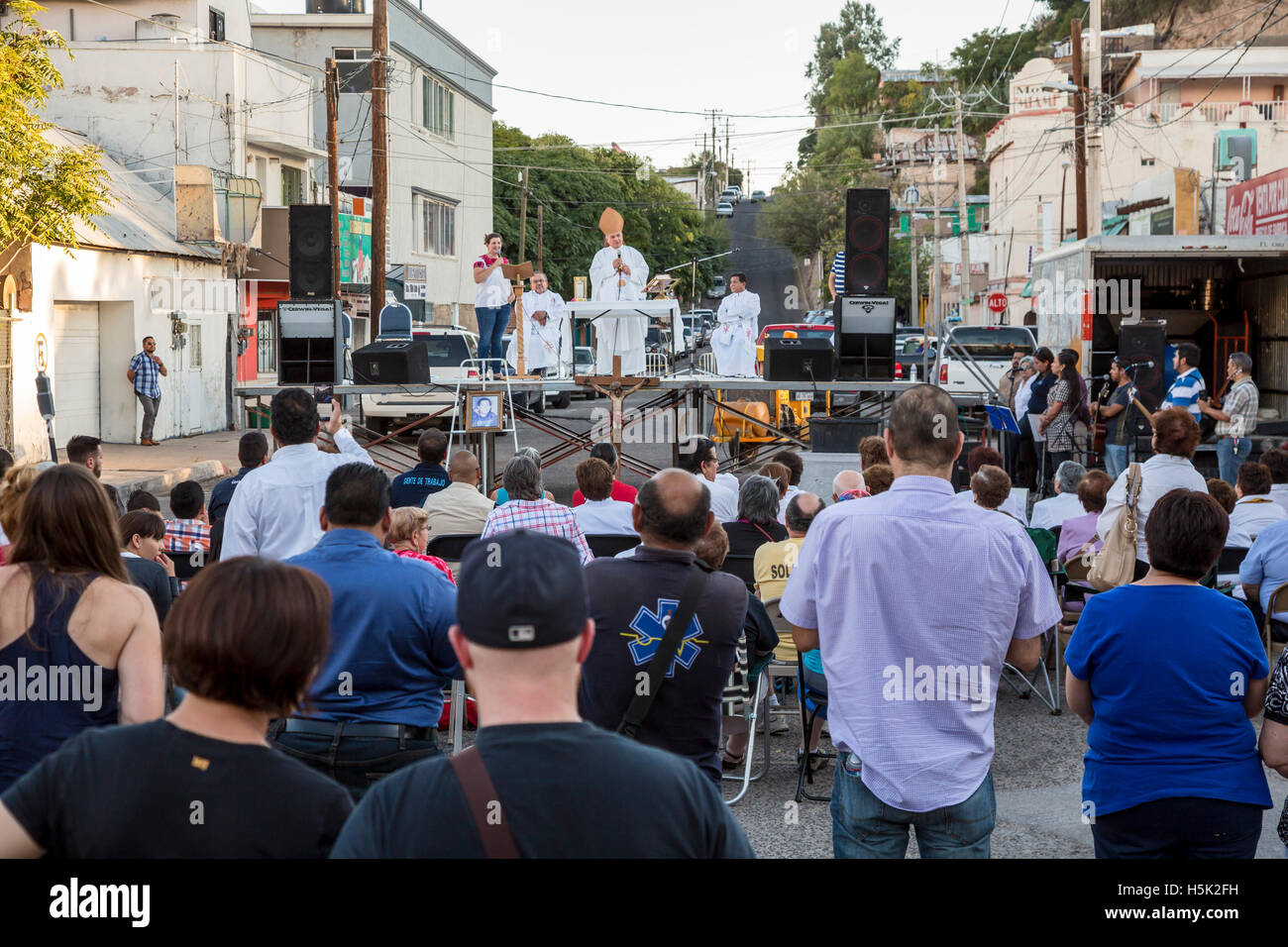 Nogales Mexico - Messa cattolica presso il sito dove 16-anno-vecchio ragazzo è stato sparato attraverso la recinzione di confine da parte del governo degli STATI UNITI Pattuglia di Confine. Foto Stock