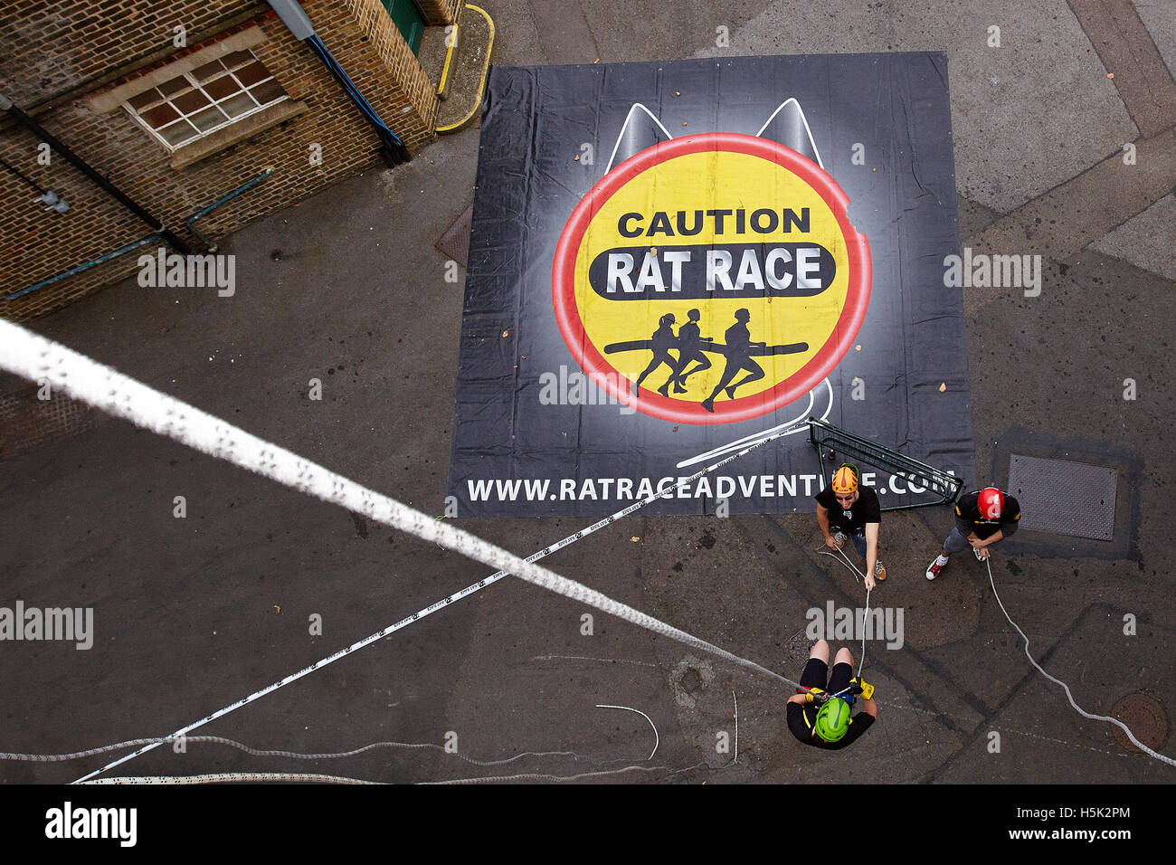 I concorrenti in gara ratto Avventura urbana in giro per le strade di Londra Foto Stock
