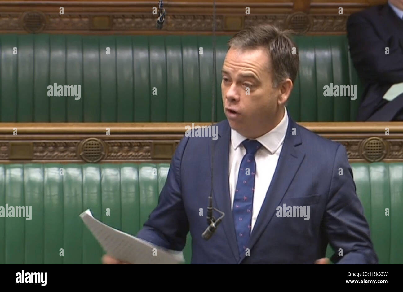 Il conservatore Nigel Adams parla alla Camera dei Comuni di Londra, dove si è scusato per aver votato contro il matrimonio gay, dicendo alla Camera: 'Mi rammarico profondamente di questa decisione.' Foto Stock