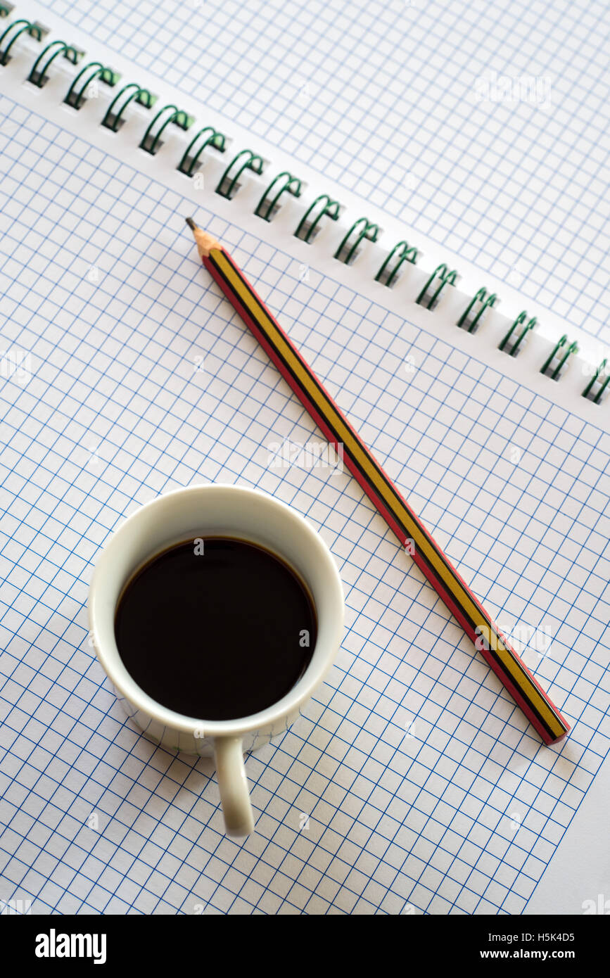 Notebook e matite con tazza di caffè Foto Stock