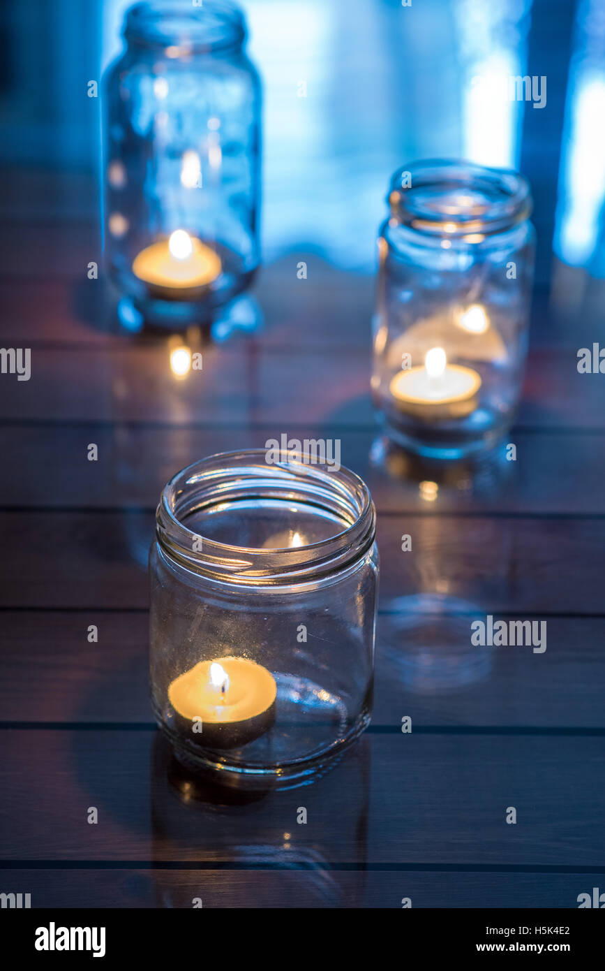 Candele nel buio di una sala Foto Stock