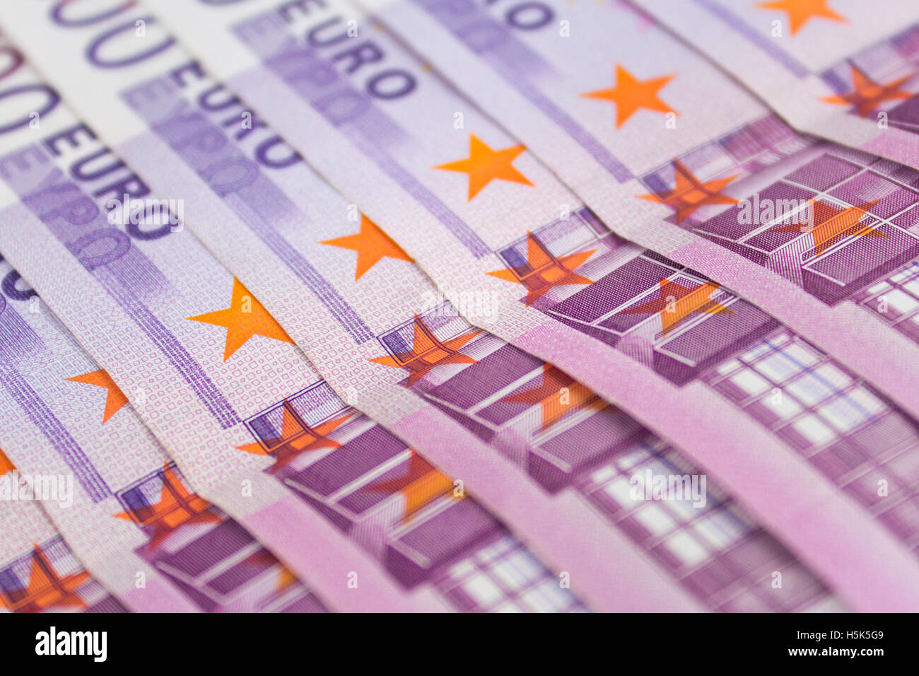 Pila di denaro contante - 500 Euro Bills macro - banconote europee Foto Stock