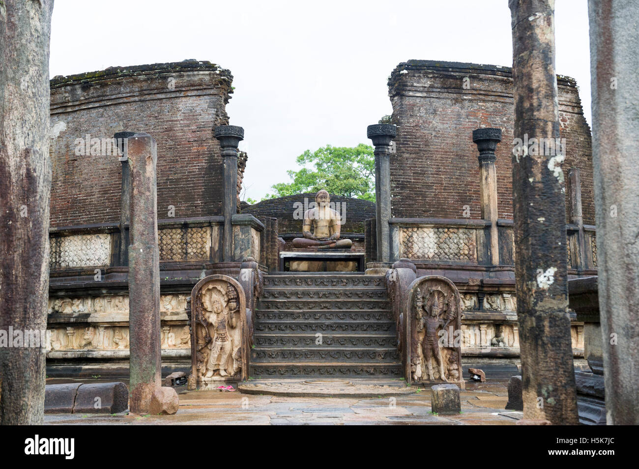 Buddha seduto nella Vatadage (circolare reliquia casa) nel sacro quadrangolo nell'antica città di Polonnaruwa, Sri Lanka Foto Stock