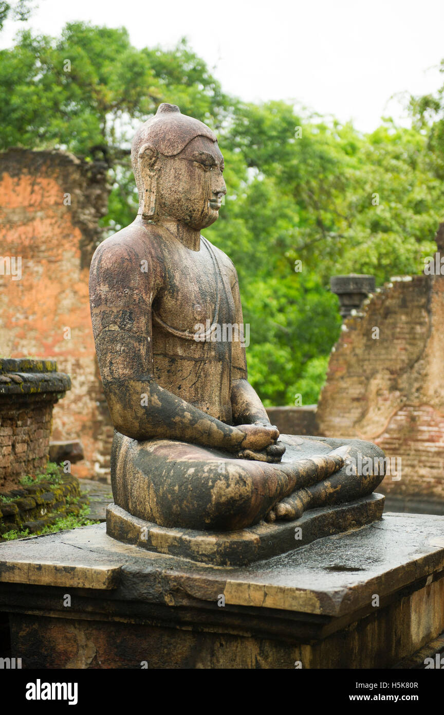 Buddha seduto nella Vatadage (circolare reliquia casa) nel sacro quadrangolo nell'antica città di Polonnaruwa, Sri Lanka Foto Stock