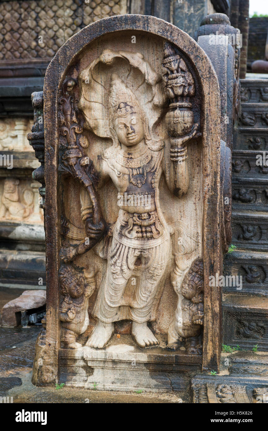 Pietra di guardia, il Vatadage (circolare reliquia casa) nel sacro quadrangolo nell'antica città di Polonnaruwa, Sri Lanka Foto Stock