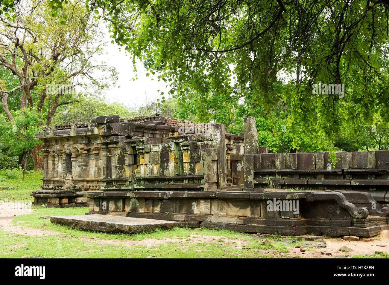 Edificio in rovina nel sacro quadrangolo nell'antica città di Polonnaruwa, Sri Lanka Foto Stock