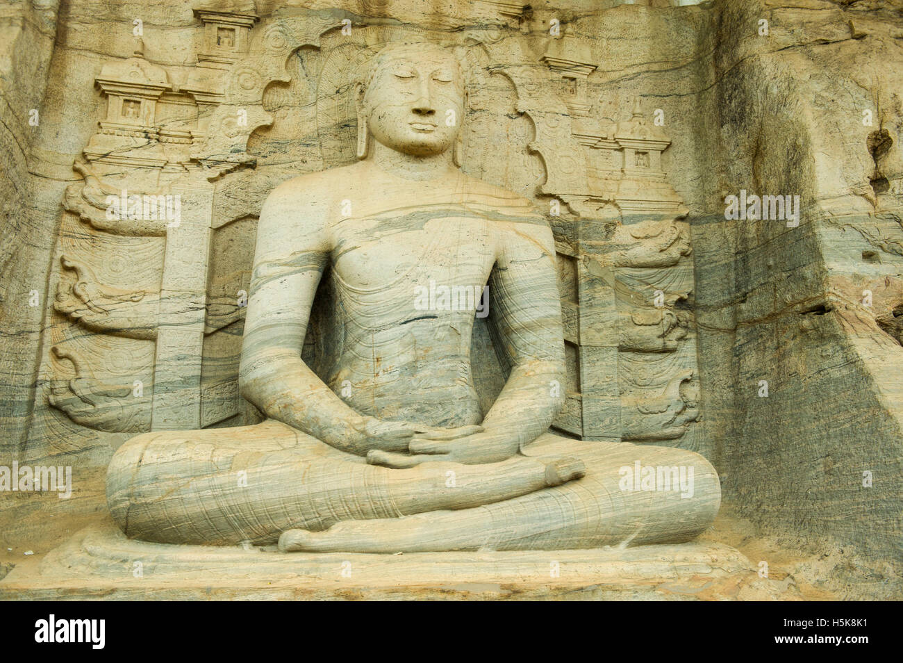 Scolpita la statua di Buddha a Gal Vihara nell'antica città di Polonnaruwa, Sri Lanka Foto Stock