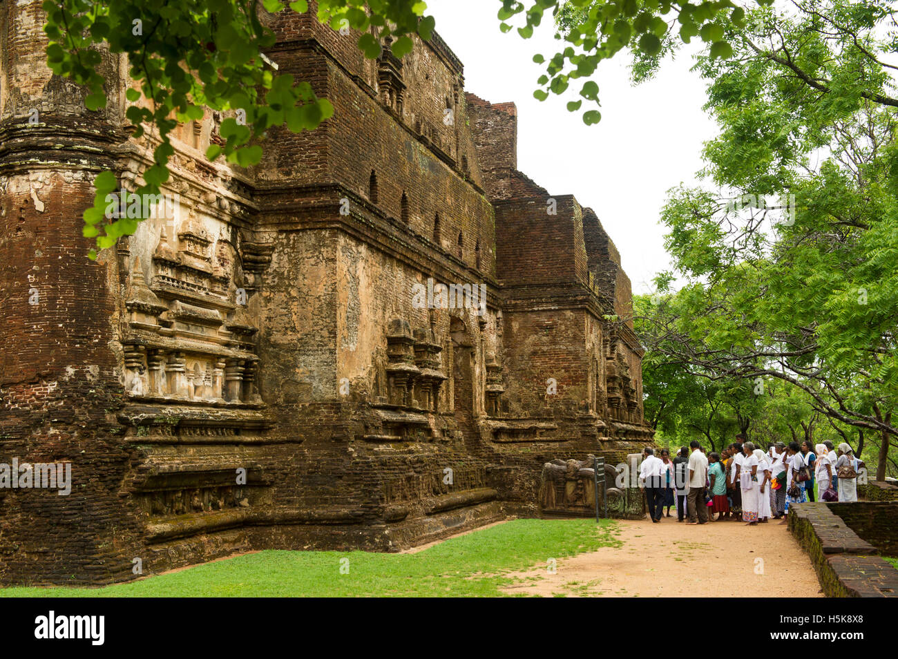 Pellegrini al tempio Lankatilaka nell'antica città di Polonnaruwa, Sri Lanka Foto Stock