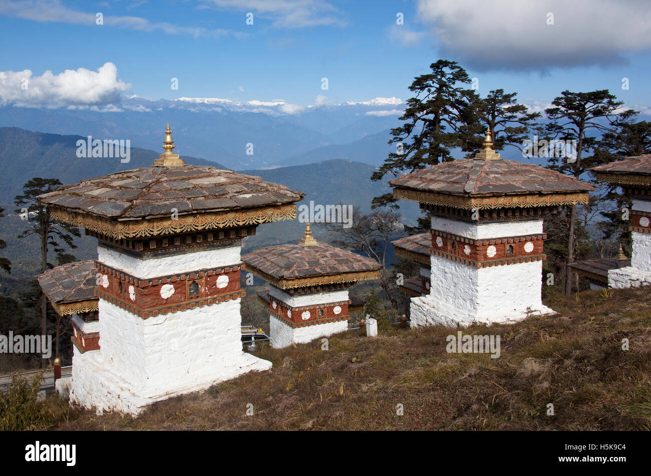 Vista dell Himalaya e gli stupa da Dochu La pass, Bhutan, Asia del Sud Foto Stock