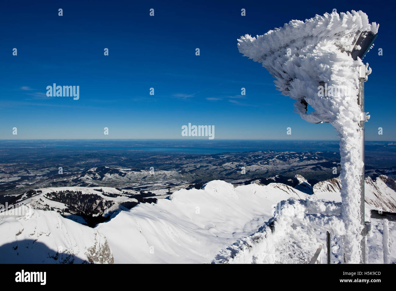 Congelate di strumento di misura che si affaccia sul Lago di Costanza, Mt. Saentis, Svizzera, Europa Foto Stock