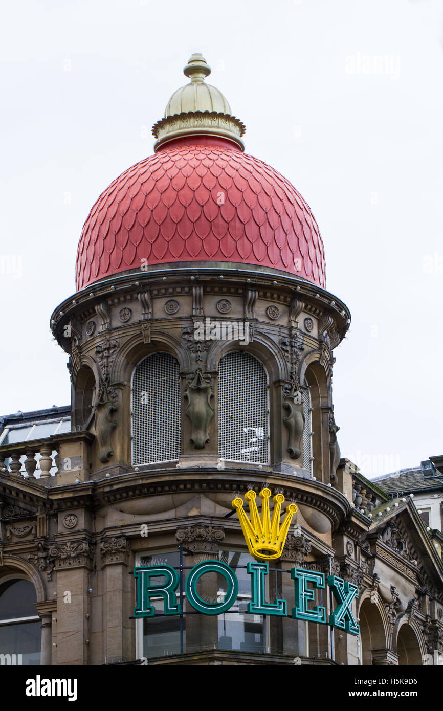 Un grande segno dall'orologiaio di lusso Rolex sulla facciata del loro negozio a Newcastle, Regno Unito. Foto Stock