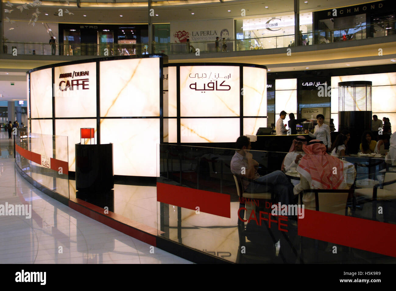 Armani Caffe nel Fashion Avenue, con 70 negozi internazionali dedicati alla haute couture, centro commerciale di Dubai, Dubai Foto Stock