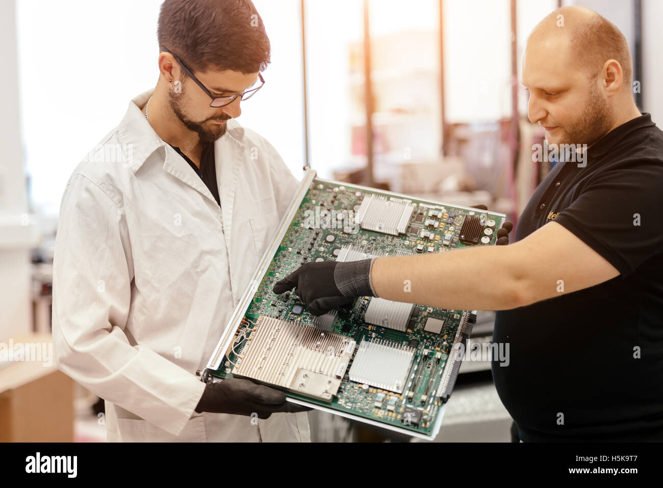 Il CMTS carta deve essere fissata dal tecnico Foto Stock