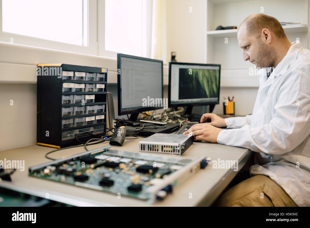 Il tecnico di riparazione cmts schede di rete Foto Stock