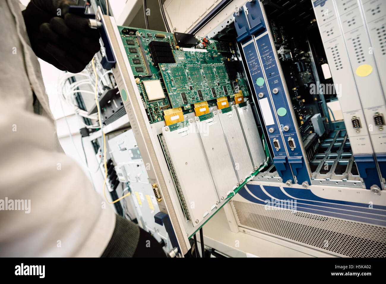 Il tecnico di riparazione cmts schede di rete Foto Stock