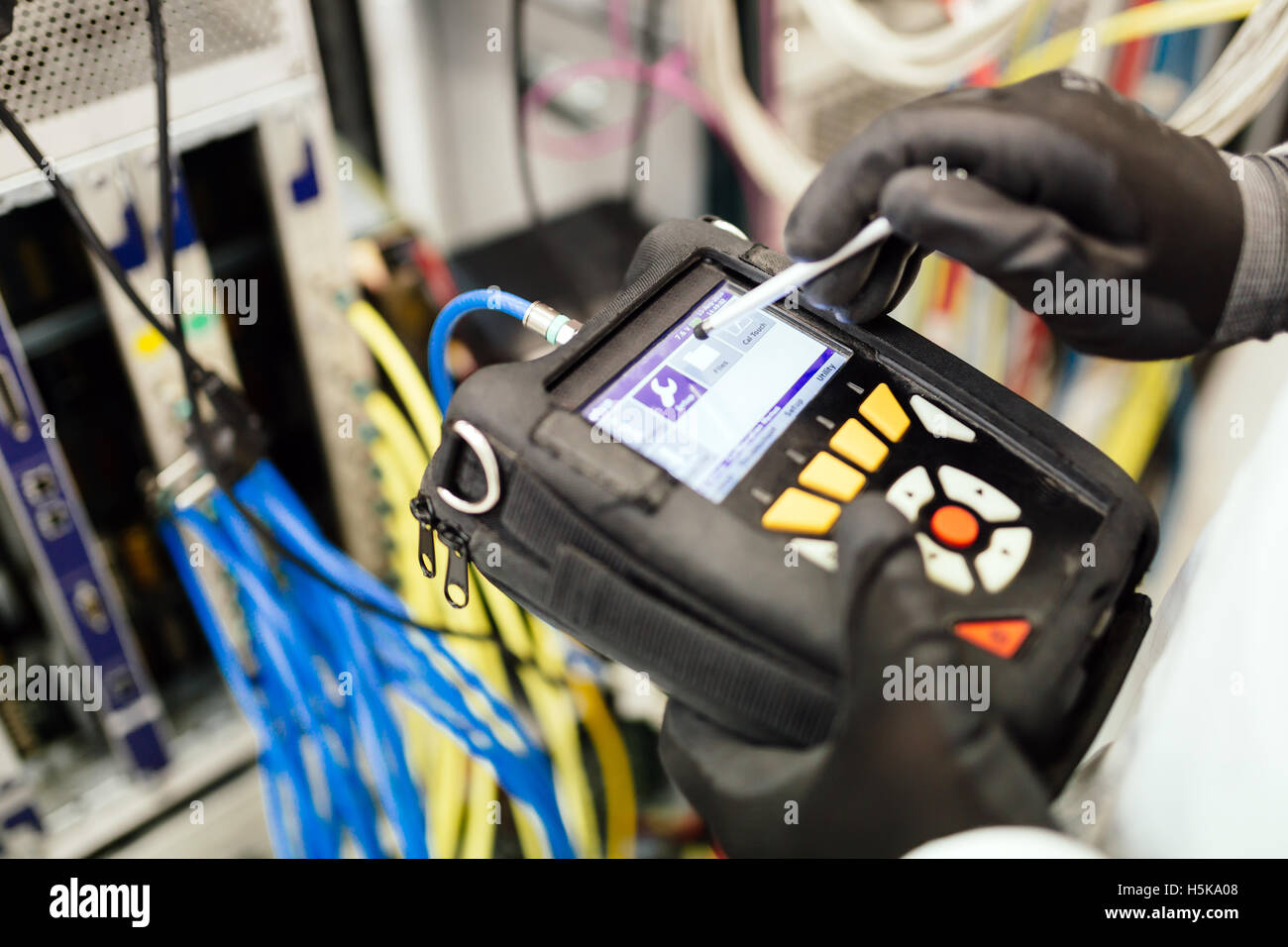 Tecnico operante nella scheda di rete labaratory Foto Stock