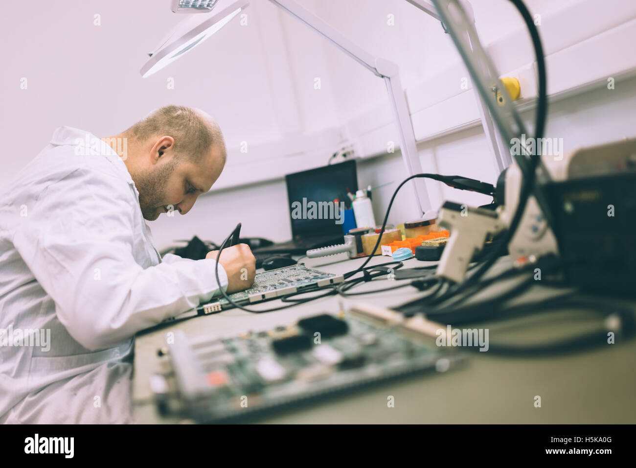 Il tecnico di riparazione cmts schede di rete Foto Stock
