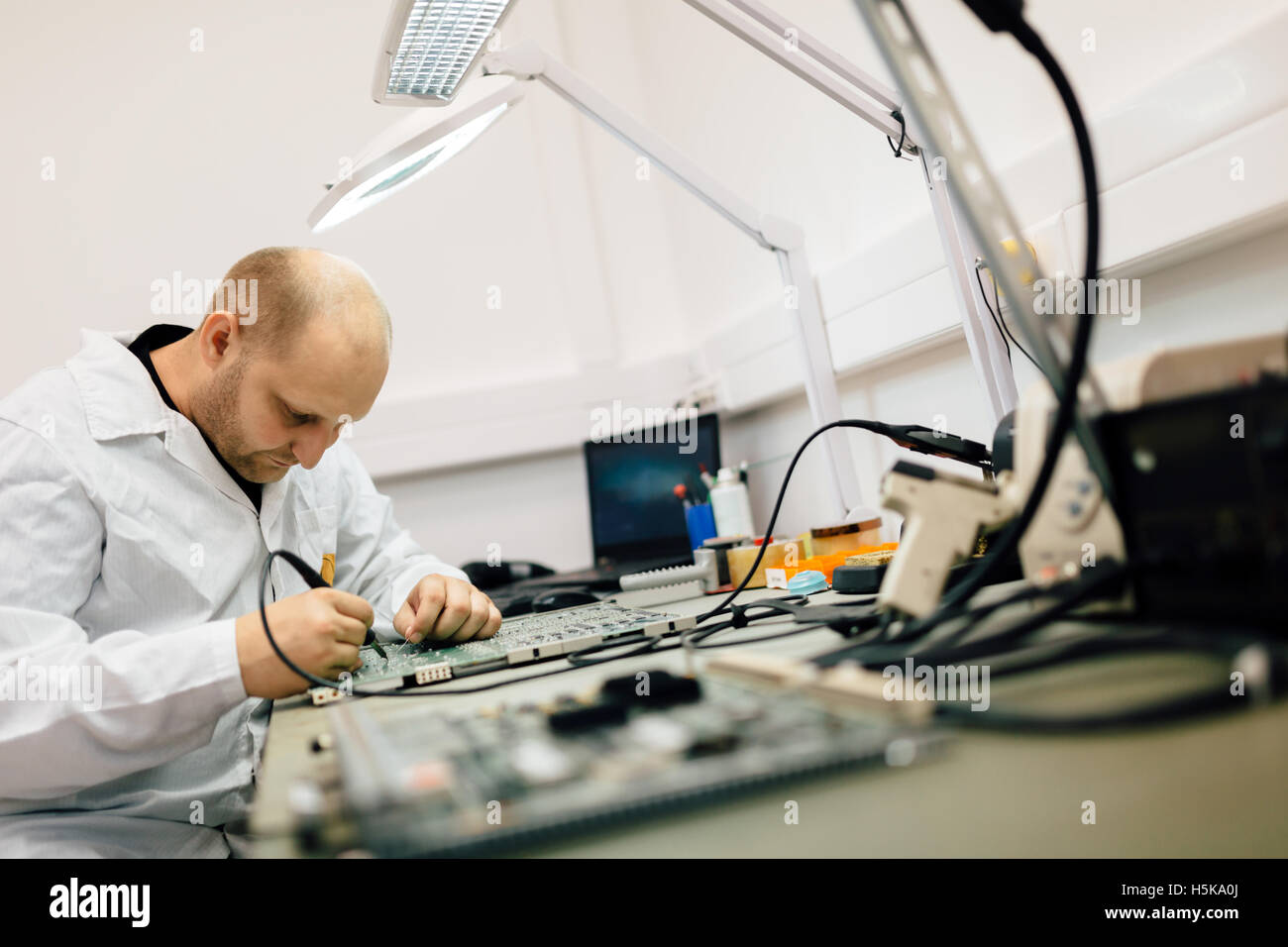 Il tecnico di riparazione cmts schede di rete Foto Stock