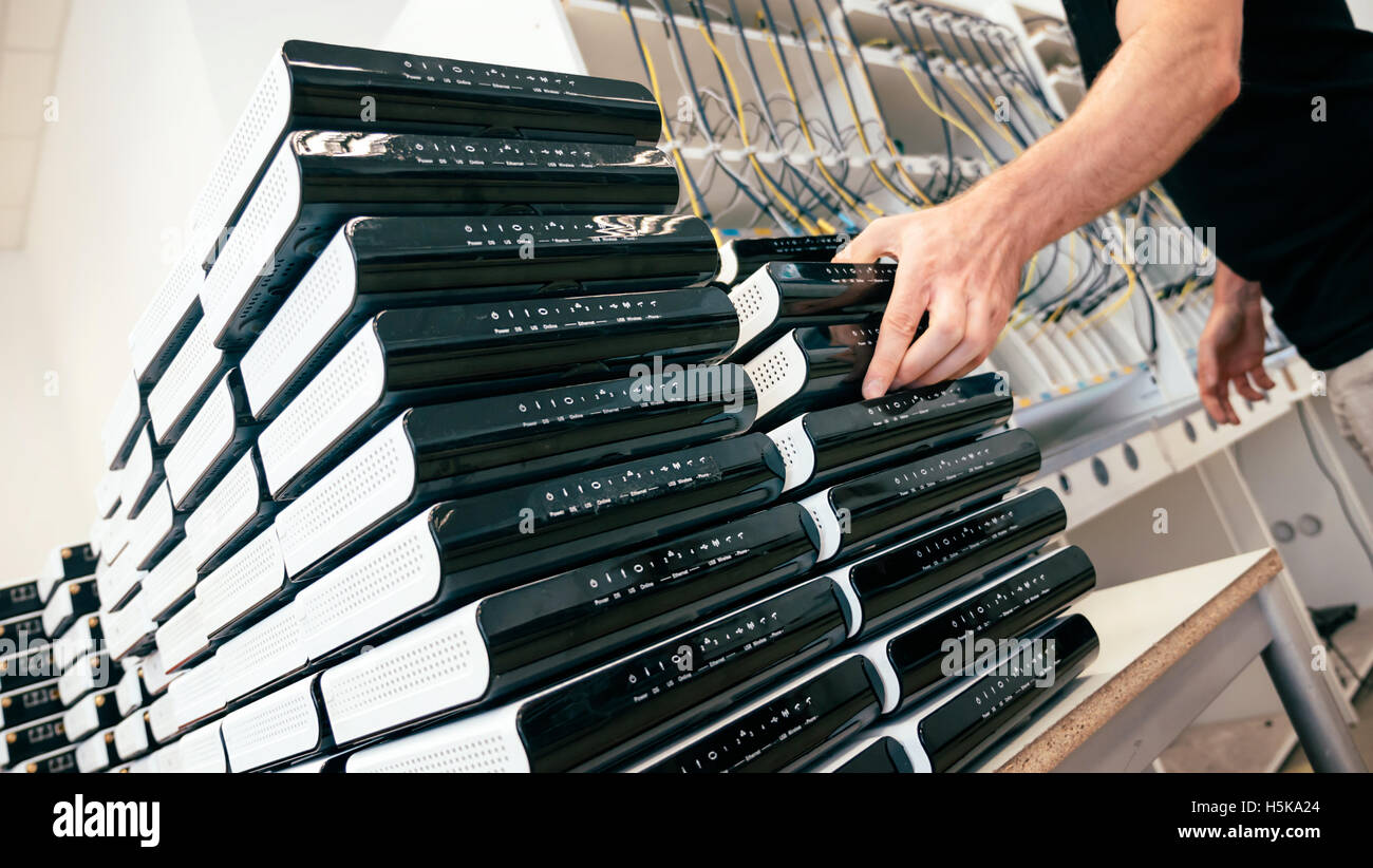 Modem via cavo per il test e la manutenzione su un banco di prova Foto Stock