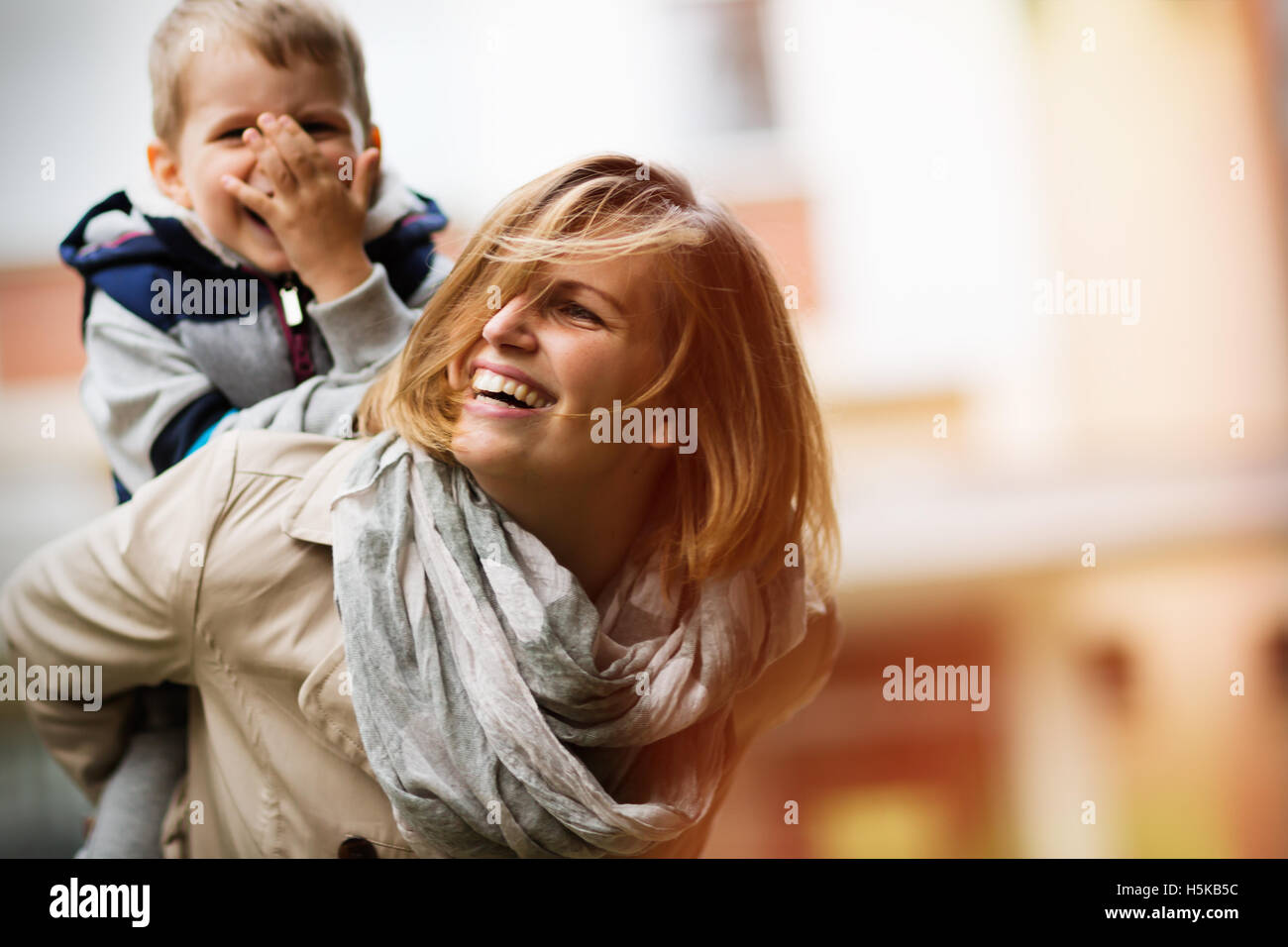 Felice la madre e il bambino a sorridere all'aperto Foto Stock