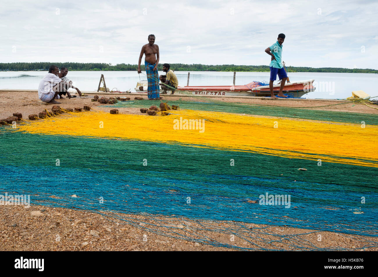 I pescatori reti di fissaggio, Batticaloa nello Sri Lanka Foto Stock