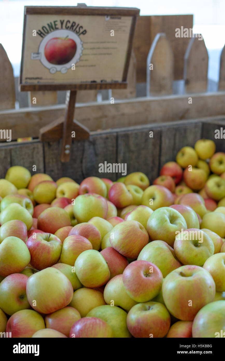 Un cestino di mele per la vendita Foto Stock