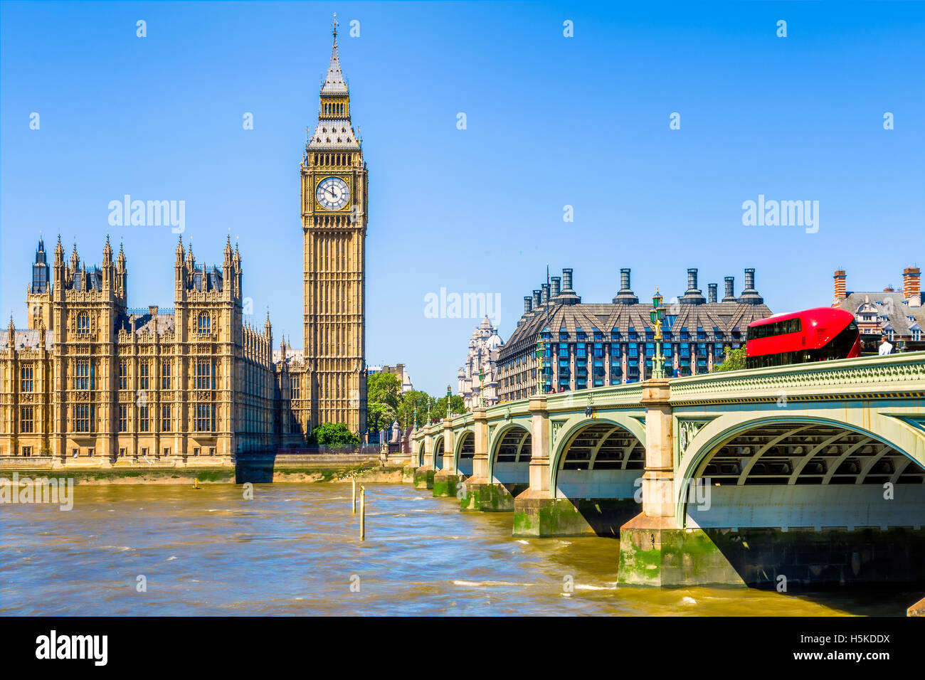 Il Big Ben e il Parlamento a Londra in un giorno senza nuvole Foto Stock