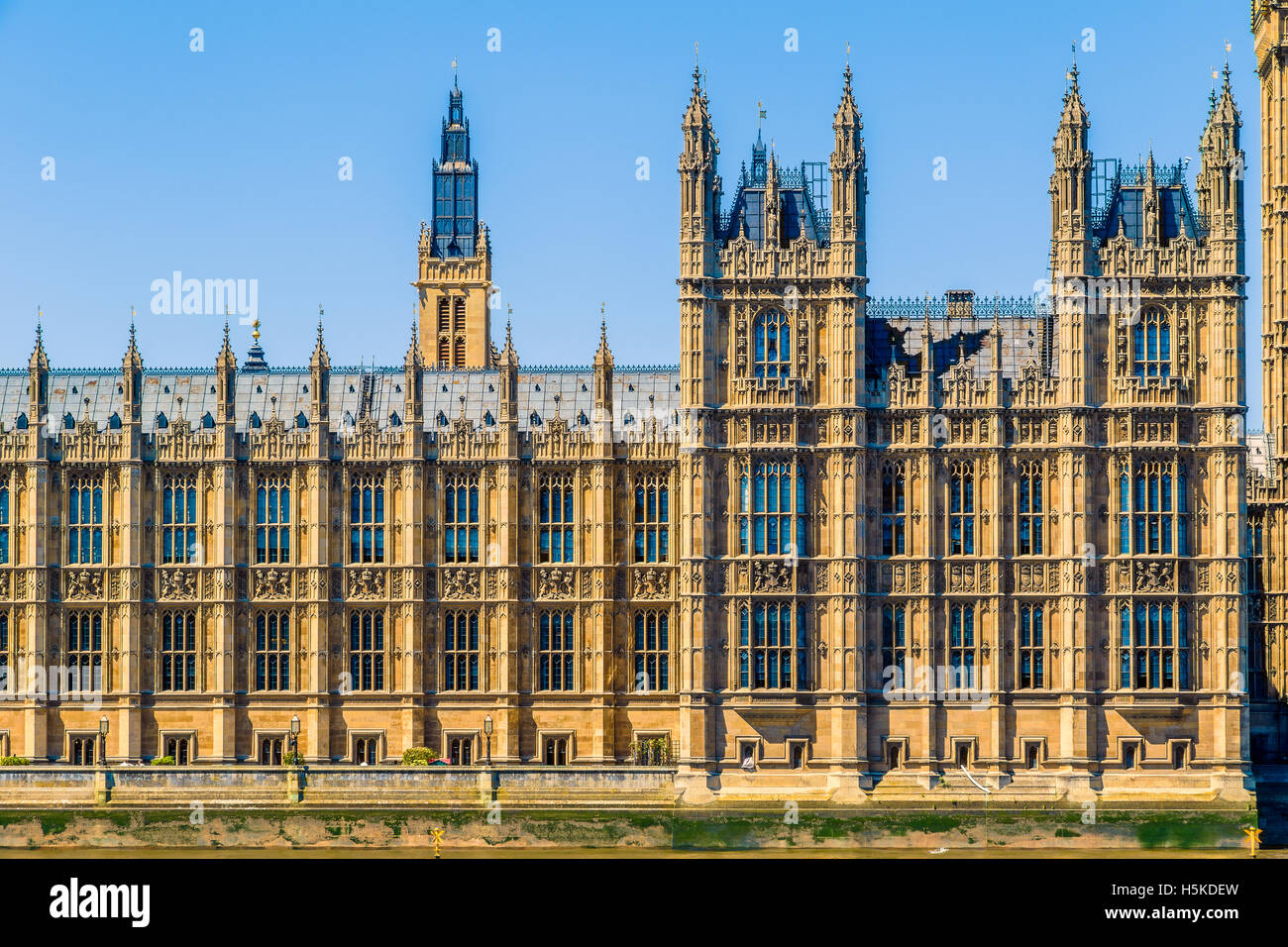 Il Big Ben e il Parlamento a Londra in un giorno senza nuvole Foto Stock