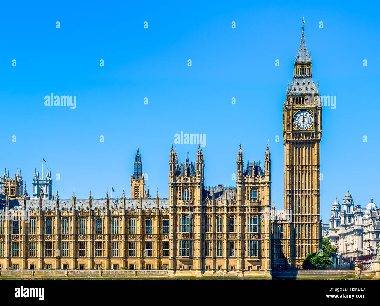 Il Big Ben e il Parlamento a Londra in un giorno senza nuvole Foto Stock