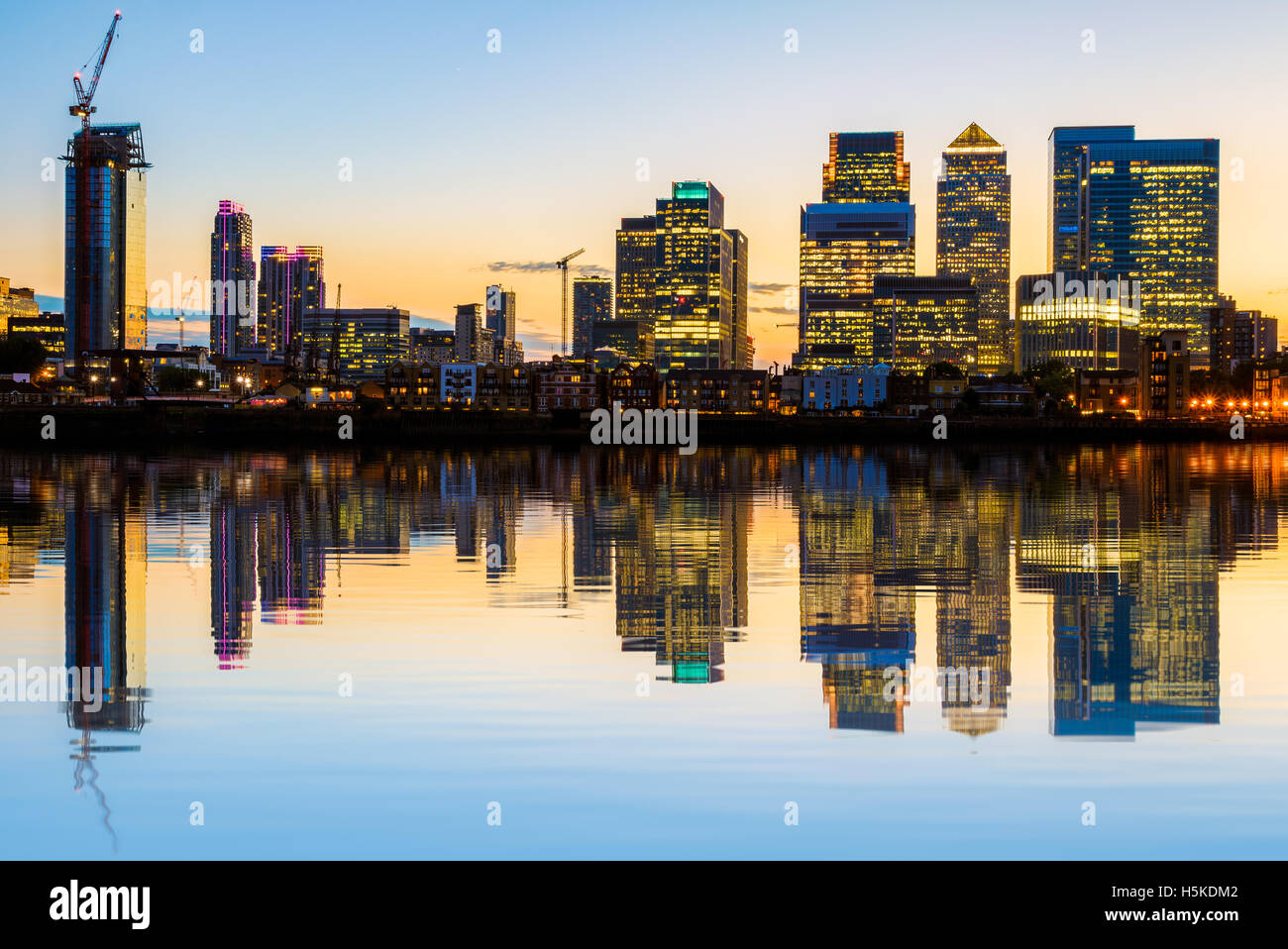 Illuminata Canary Wharf, fulcro finanziario di Londra al tramonto Foto Stock