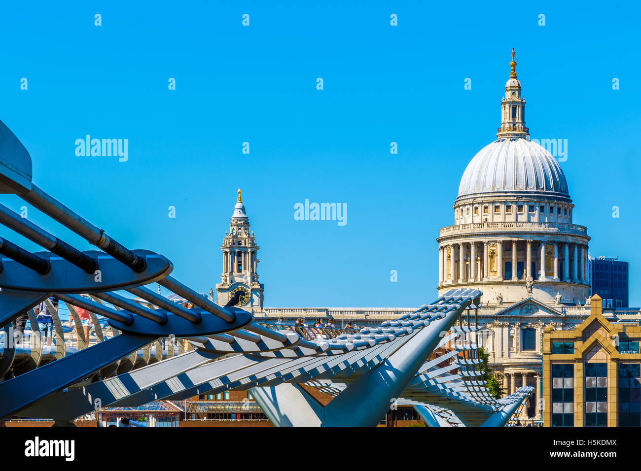 Cattedrale di St Paul e il Millennium Bridge di Londra contro un blu cielo privo di nuvole Foto Stock
