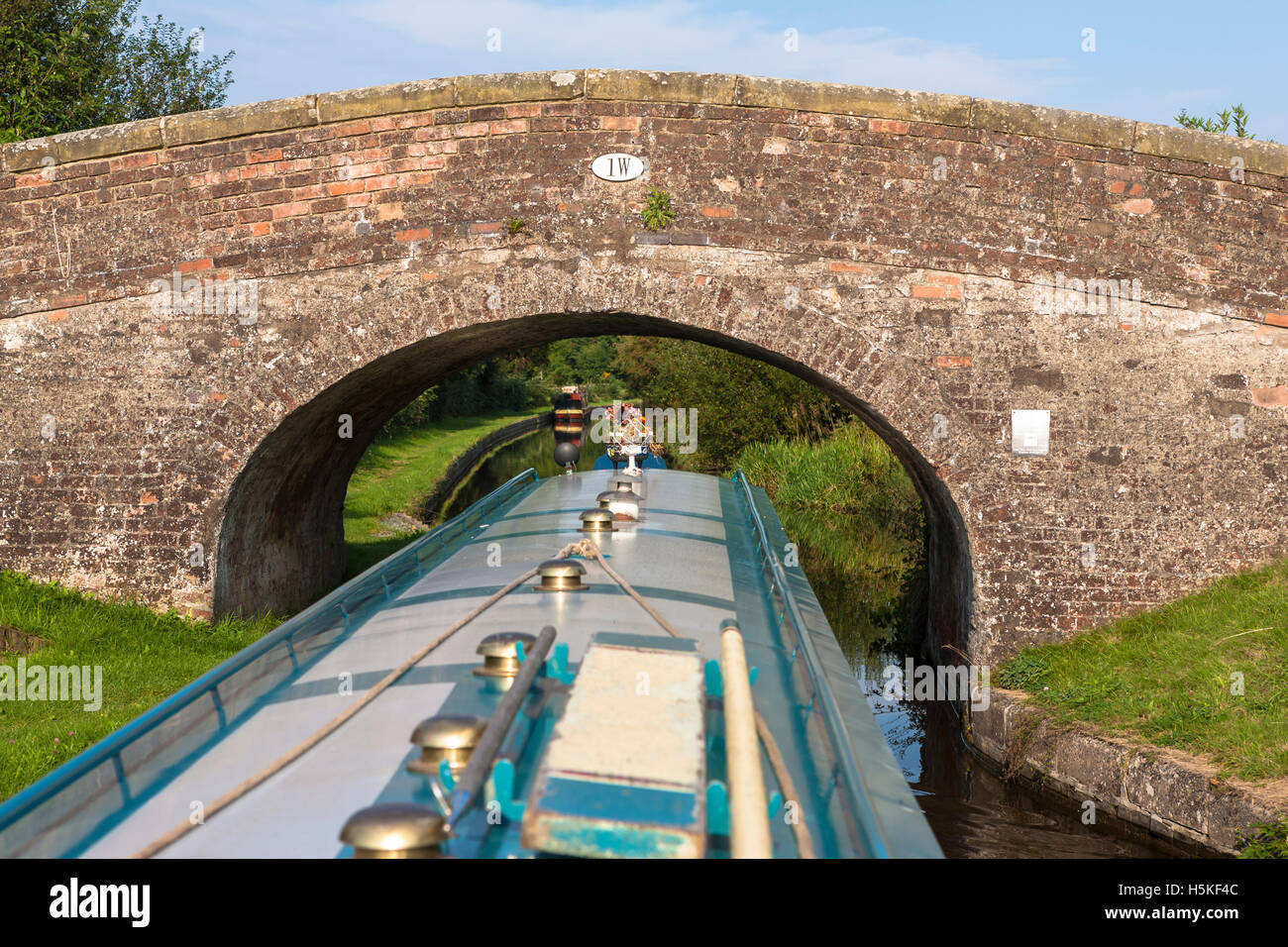 Il threading l'ago: narrowboat negozia Rowson's Bridge 1W a basso Frankton, Llangollen Canal, Shropshire, Inghilterra Foto Stock