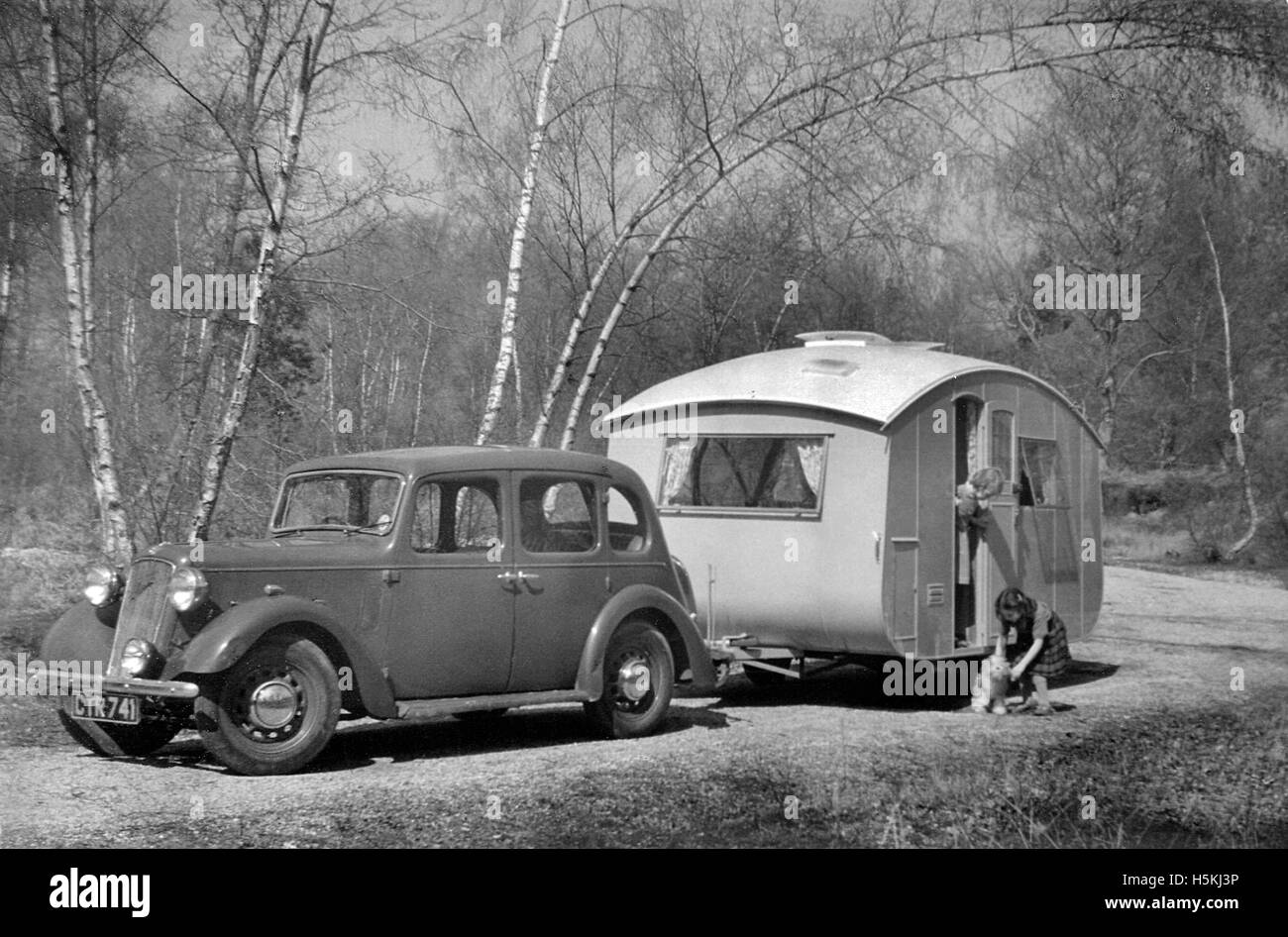 Luce di Austin 12/4 Ascot berlina con caravan Foto Stock