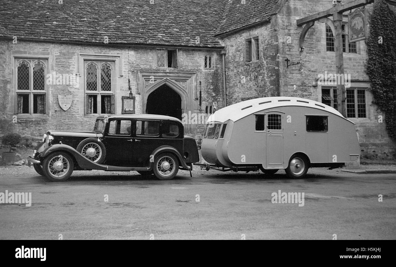 Luce di Austin 13,9 Ascot salone 1935 con 1935 Winchester Royal caravan Foto Stock