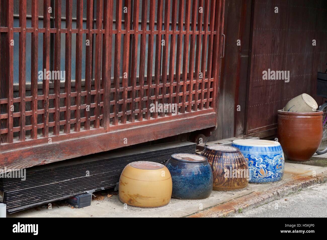 Il vecchio tradizionale giapponese vasi di ceramica ad asciugare in strada, l'isola di Miyajima island Foto Stock