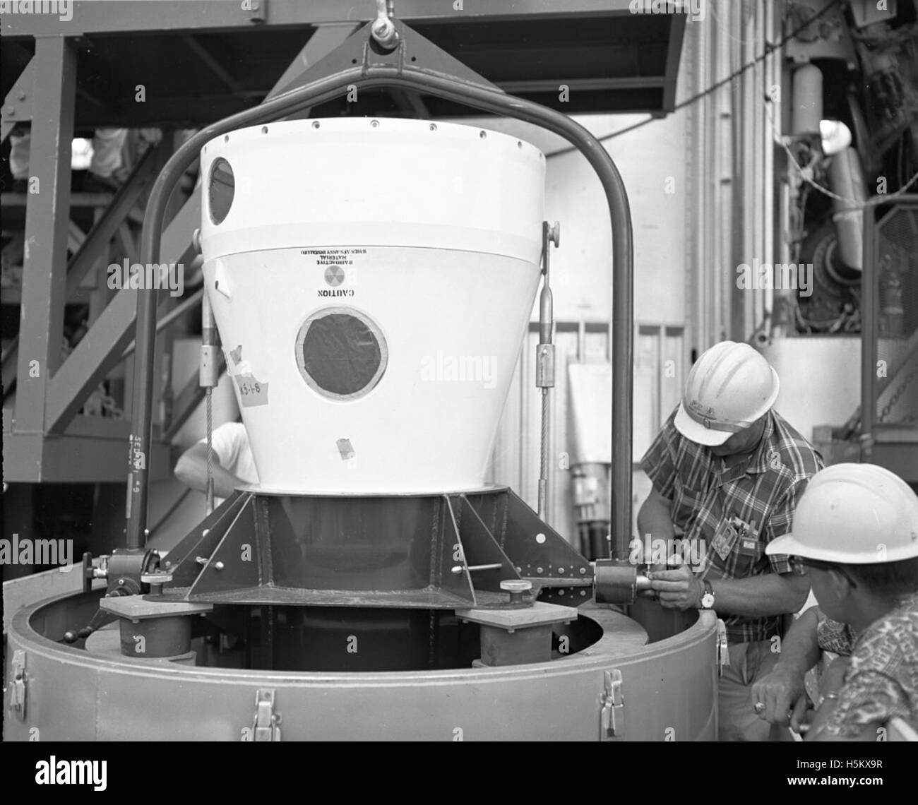 Un'immagine dettagliata del complesso Atlas 2F che mostra il processo di accoppiamento dell'AVCO MK 5 per un'operazione aerospaziale significativa. Foto Stock