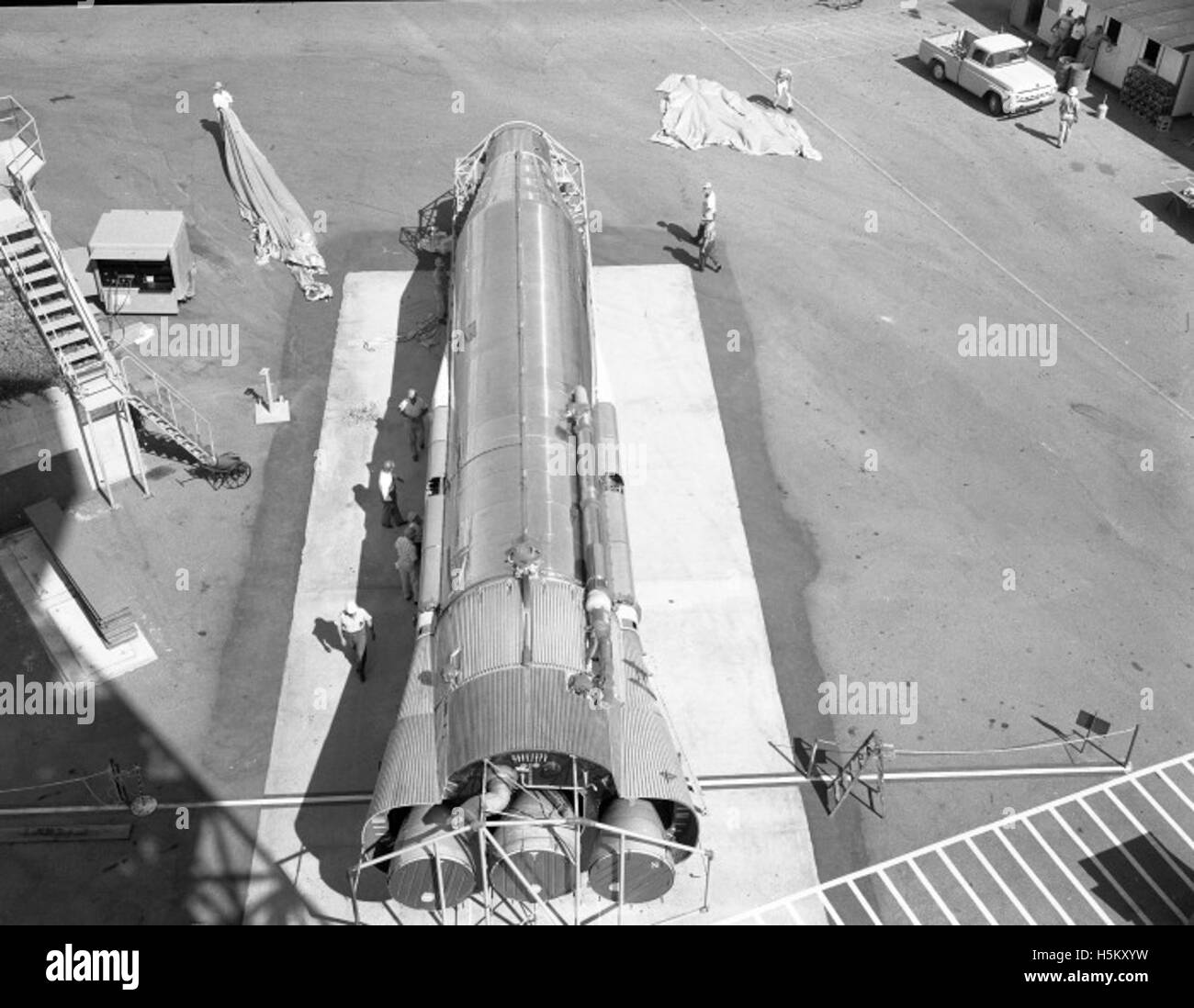 Fotografia tratta dalla collezione Atlas di un caccia in volo, con le ali e i dettagli del motore chiaramente visibili contro un cielo senza nuvole. Foto Stock