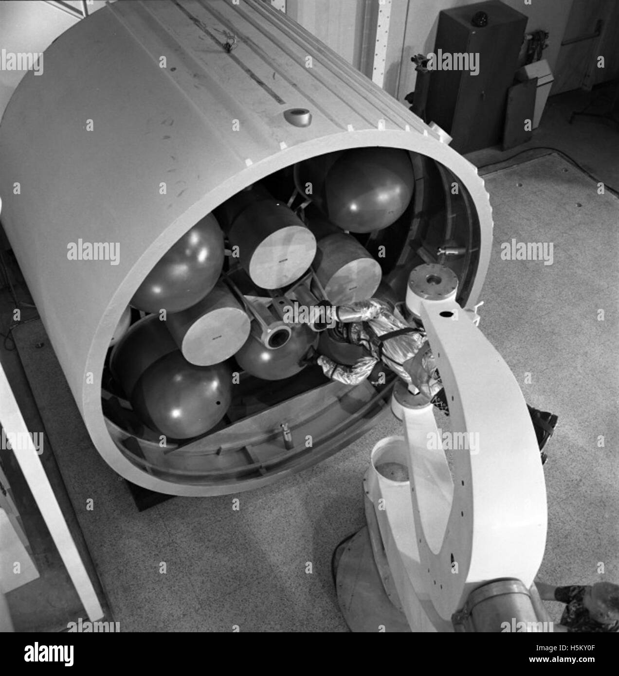 Questa immagine della collezione Atlas raffigura un biplano d'epoca in volo, che mostra il design a doppia ala e il fascino vintage dell'aereo. Foto Stock