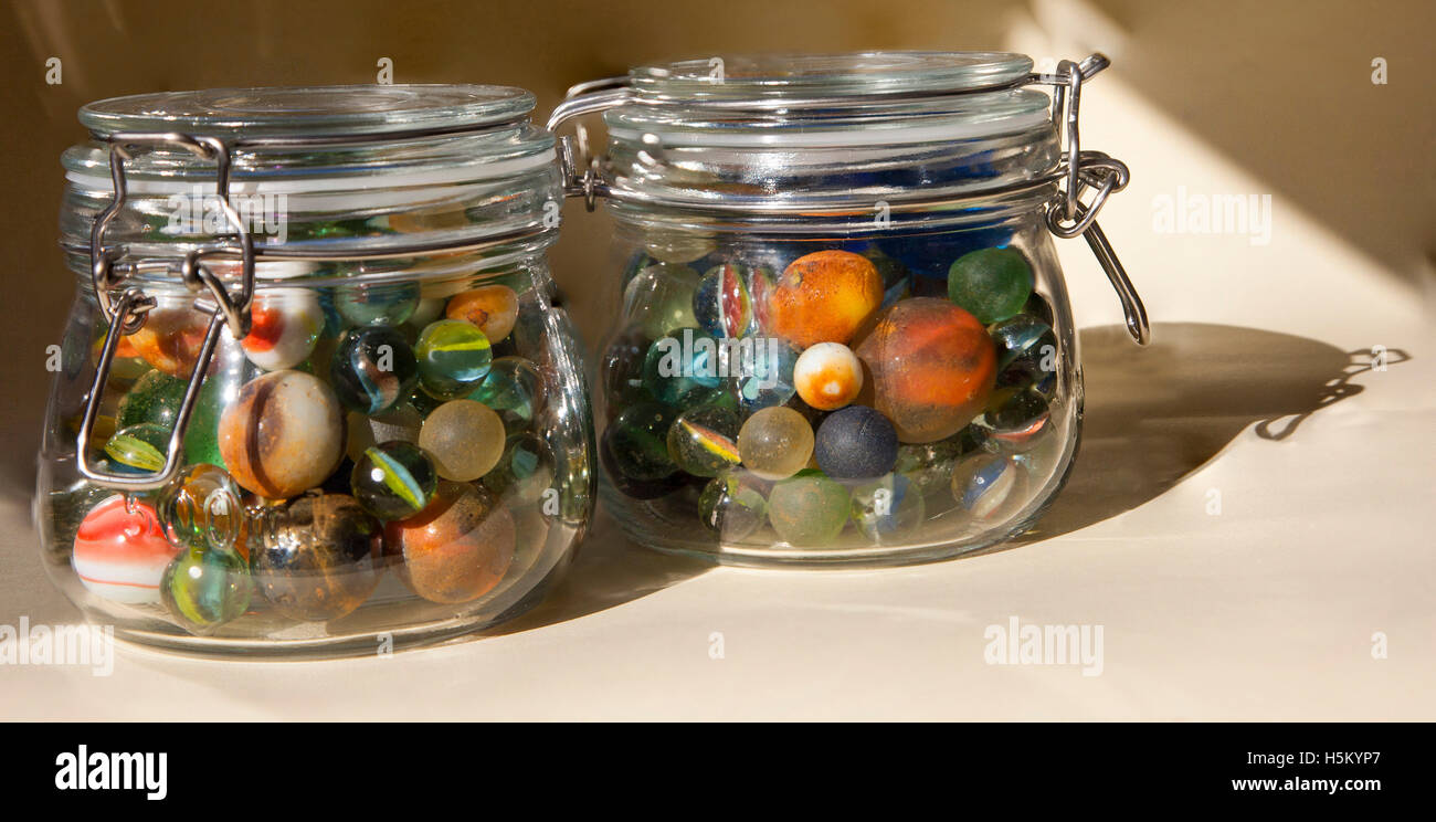 Vasi di vetro riempito con vetri colorati marmi colorati con ombra Foto Stock