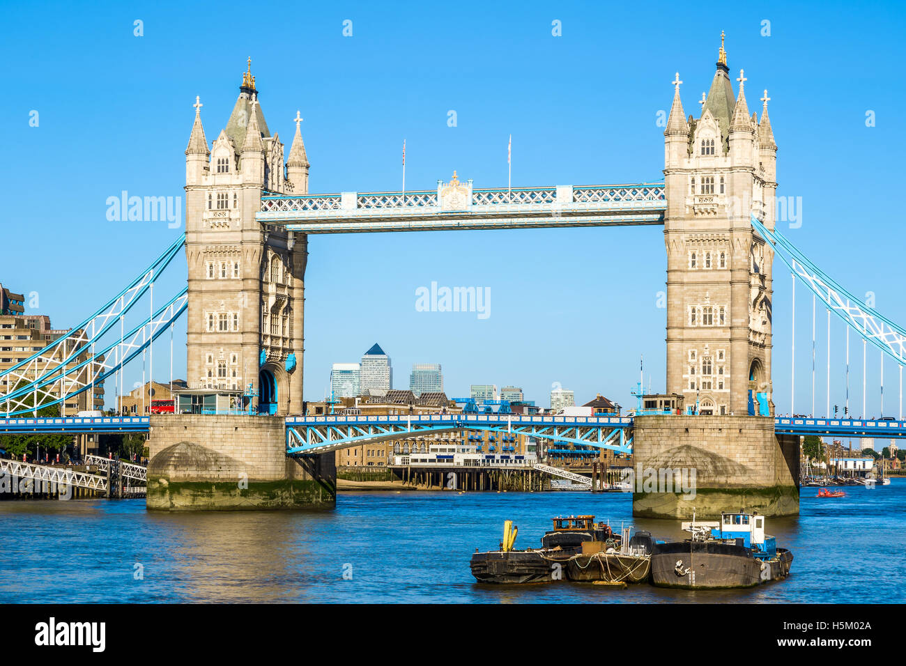 Il Tower Bridge di Londra con Canary Wharf district in background Foto Stock